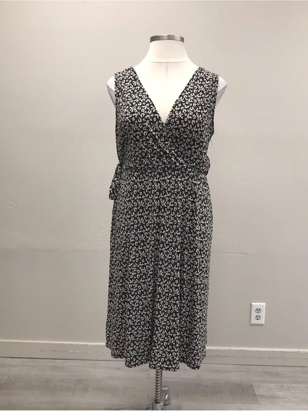 Olivia Grey Black & White Floral Midi Dress - Size 2X
